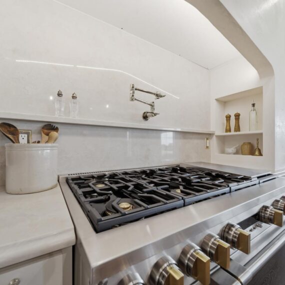 The Hampton Parade interior photo 10