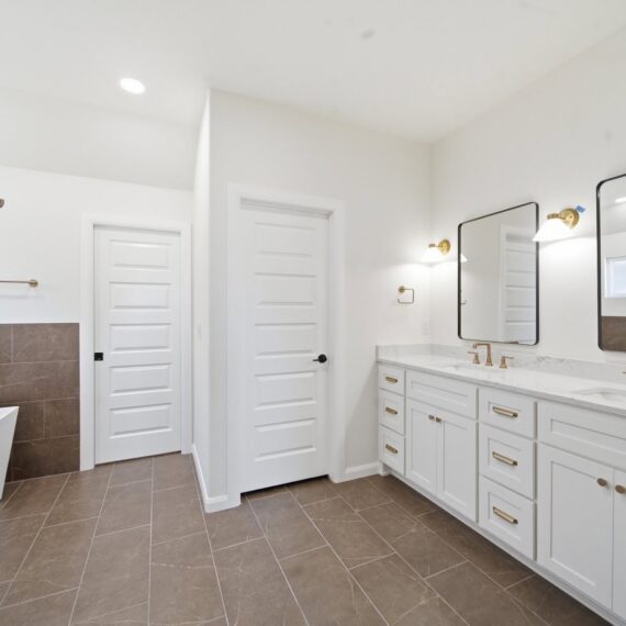 Savannah Custom interior photo 13