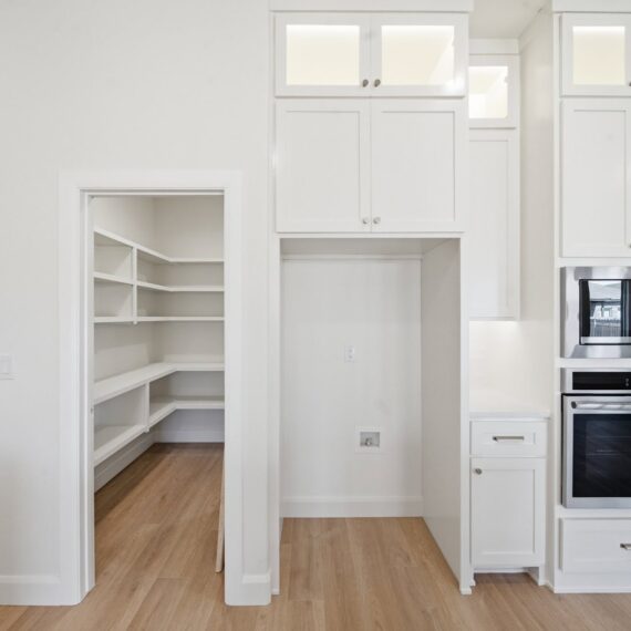 Savannah Custom interior photo 18