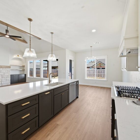 Savannah Custom interior photo 25