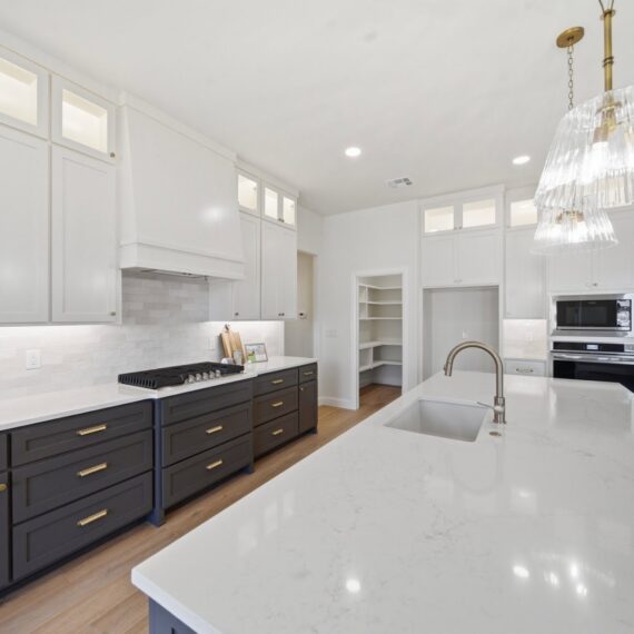 Savannah Custom interior photo 26