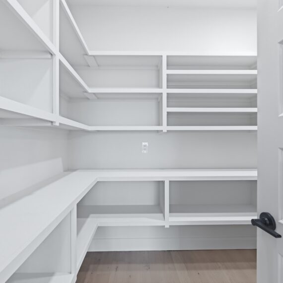 Savannah Spec interior photo 3